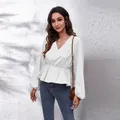 Elegante weiße Chiffonbluse mit V-Ausschnitt, Laternenärmeln und Taillierung - S / Oberteile / Weiß