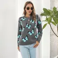 Vista detallada del patrón de jacquard de mariposa azul en un suéter de punto Y2K gris. - Gris con Mariposa Turquesa