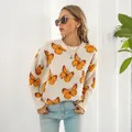 Detalle de la textura jacquard de mariposa 3D en un suéter de punto beige estilo Y2K. - S / Tops / Beige con Mariposa Naranja