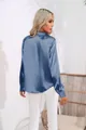 Rückansicht eines eleganten blauen Satin-Langarmhemds mit einem schicken Reverskragen - Blau