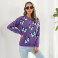 Modelo con un jersey Y2K morado con motivos de punto jacquard de mariposas 3D azul claro - S / Tops / Púrpura con Mariposa Turquesa
