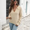 Vista dettagliata del maglione in maglia a scacchi crema con scollo a V e colletto - Taglia S / Top / Albicocca
