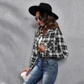 Stijlvol zwart-wit geblokt cropped damesoverhemd met lange mouwen, model lifestyle - S / Tops / Groen Geruit