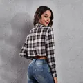 Modieuze damesjas met korte mouwen en bruin-wit geruit patroon, achteraanzicht van de shirtjas - S / Tops / Bruin Geruit