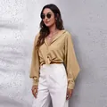 Elegante Frau in einer beigen Schifferbluse mit Laternenärmeln und Knoten - S / Oberteile / Khaki