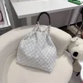 Gros plan du sac cabas blanc à fleurs avec poignée en corde tressée noire et blanche - Losange Gris Clair