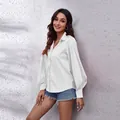 Elegante Frau trägt eine weiße Chiffonbluse mit langen Laternenärmeln und Kragen - S / Oberteile / Weiß