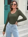 Vista dettagliata della maglietta a maniche lunghe a costine verde oliva con scollo a U da donna. - Taglia S / Top / Verde militare