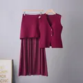 Vista detallada del conjunto de dos piezas burdeos con chaleco de punto y falda plisada - Talla única / Parte Superior e Inferior / Burdeos