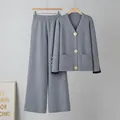 Ensemble deux pièces en tricot gris avec cardigan à boutons dorés et pantalon large - Taille unique / Haut Et Bas / Gris