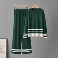 Conjunto de punto de dos piezas para mujer en verde oscuro con rayas blancas de contraste - Talla única / Top y Pantalones / Verde