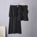 Elegante conjunto de dos piezas negro con chaleco de punto y falda midi plisada - Talla única / Parte Superior e Inferior / Negro