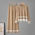 Detalle de un conjunto de punto camel de dos piezas con rayas blancas en dobladillos y puños - Talla única / Top y Pantalones / Camel