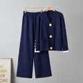 Stijlvolle donkerblauwe gebreide set bestaande uit vest met gouden knopen en wijde broek - Eén maat / Boven- En Onderstuk / Marineblauw