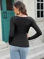 Vista posteriore di un top nero a coste a maniche lunghe con vestibilità aderente. - Taglia S / Top / Nero