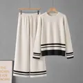 Elegante conjunto de punto de dos piezas con jersey crema y pantalón a rayas negras - Talla única / Top y Pantalones / Albaricoque