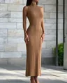 Elegante mouwloze maxi-jurk van ribgebreide stof met hoge hals in de kleur camel. - Kaki