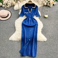 Detalle de un vestido largo de punto azul con cuello polo, botones y abertura lateral - S / Vestidos / Azul