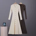 Détail montrant la texture des robes longues en tricot polo crème et marron à boutons. - S / Abricot