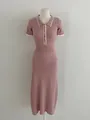 Vue détaillée d'une robe midi en tricot rose avec col polo sur un mannequin. - Rose