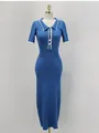 Élégante robe longue en maille bleue à manches courtes avec bordure blanche contrastée - Bleu