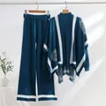 Elegantes blaues Strick-Set mit farblich abgesetztem Schal und Hose an Kleiderbügeln - Einheitsgröße / Oberteil Und Unterteil / Blau