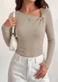 Nahaufnahme eines Rippstrick-Oberteils für Damen mit schrägem Ausschnitt und Knotendetail - S / Oberteile / Khaki