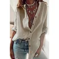 Détail d'une chemise ample en coton beige chic avec col en V profond et boutons nacrés - Gris-Blanc