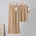 Detailansicht des khakifarbenen Stricksets mit gestreiftem Oberteil und weiten Plisseehosen - Einheitsgröße / Oberteil Und Unterteil / Camel