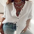 Détail d'un chemisier ample en coton blanc à col en V avec boutonnage pour femmes. - S / Hauts / Blanc