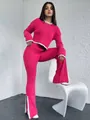 Stijlvolle felroze gebreide tweedelige set met trui en broek en elegante witte contrastrand - Eén maat / Boven- En Onderstuk / Rozerood