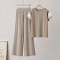 Detailaufnahme eines stilvollen khakifarbenen Stricksets mit plissiertem Top und weiter Hose - Einheitsgröße / Oberteil Und Unterteil / Braun