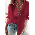 Détail d'une chemise rouge à manches longues pour femme avec col en V et manches retroussables - S / Hauts / Rouge