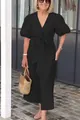 Elegante abito midi in cotone nero con scollo a V, maniche a sbuffo e fiocco in vita davanti - Taglia S / Vestiti / Nero