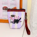 Mini monedero con estampado de gato negro, rayas onduladas moradas y correa de muñeca - Gato Negro Asustado