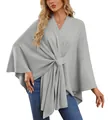 Détail d'un élégant poncho en tricot gris clair pour femme avec un design noué doux - Taille unique / Hauts / Gris (DB86)