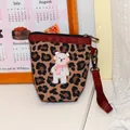 Monedero mini de leopardo con parche de oso y correa de muñeca granate. - Oso de Bufanda de Música Leopardo Marrón