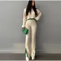 Elegante tweedelige gebreide set in crème met groene bies, cropped trui en flared broek - Eén maat / Boven- En Onderstuk / Abrikoos