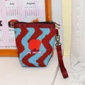 Mini monedero elegante con patrón de ondas azules, manzana y correa de mano. - Manzana Roja Rayas Azul Rojo