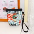 Monedero mini de lona con bordado de oso y correa de muñeca negra para mujer - Oso de Lectura Estilo Étnico
