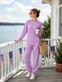 Photo de style d'une femme en ensemble en maille torsadée violette sur une terrasse - Mauve Clair