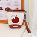 Minimonedero portátil con correa de muñeca y lindo diseño de gato de dibujos animados manzana - Gatito en la Manzana