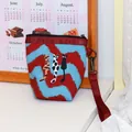 Mini monedero con correa de muñeca, estampado de gatos y patrón de ondas rojo y azul - Tres Gatitos