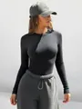Primer plano de la camiseta de manga larga de punto acanalado para mujer, estilo Y2K - S / Gris oscuro