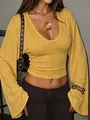 Detailaufnahme des gelben Langarm-Crop-Tops mit tiefem V-Ausschnitt und Glockenärmeln. - S / Oberteile / Gelb