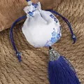Sacchetto profumato tradizionale cinese con fiori blu e nappa, set da 5 - Ciondolo Sacchetto a Coulisse con Motivo Fiori di Prugno / 5 Pezzi / Blu