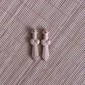 Mini pendenti a forma di spada in legno cinese per artigianato fai-da-te e decori - Ciondolo Mini Spada in Legno / 2 Pezzi/Set