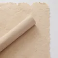 Carta Dongba beige testurizzata con eleganti bordi sfrangiati per mazzi di fiori. - 55x40cm (5 Fogli Per Confezione) / Milkshake