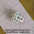 Ornamento in bambù intrecciato a mano a forma di zongzi per il festival delle barche drago - Ornamento Zongzi in Bambù (Naturale) / 8*8*8cm