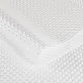 Gedetailleerde macrotextuur van witte waterdichte noppenfolie voor bloemboeketten - Bonbon Wit IJs (01) / 10 Stuks/Pak (56x56cm)